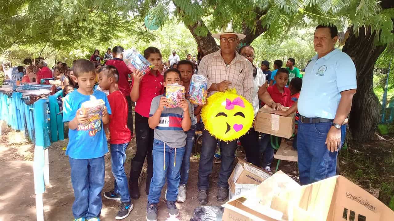 Niños hondureños celebrando el Día del Niño con piñatas y actividades recreativas organizadas por Fundación Energisa en comunidades rurales