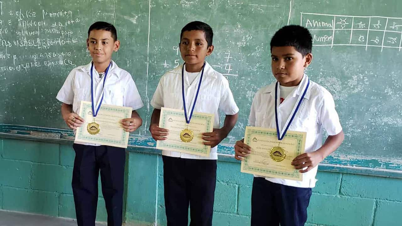 Ceremonia de premiación del programa Excelencia Académica - Reconocimiento y apoyo económico a estudiantes destacados de comunidades rurales hondureñas